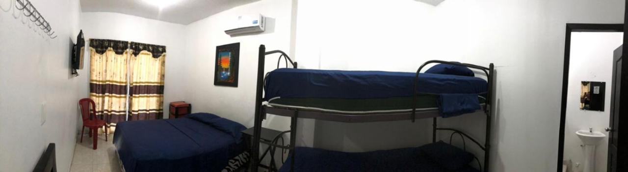 Hostal Playa Imperial Manta Ngoại thất bức ảnh
