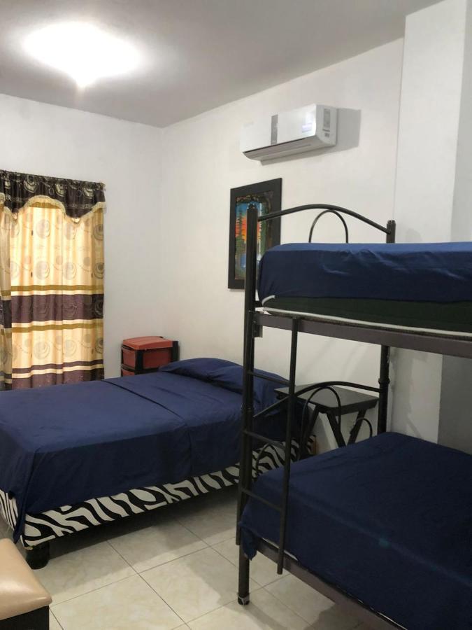 Hostal Playa Imperial Manta Ngoại thất bức ảnh