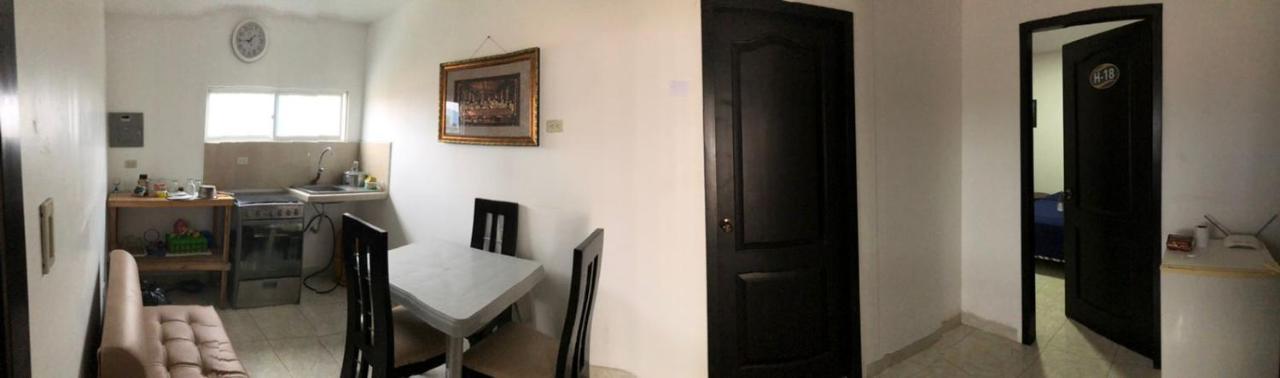 Hostal Playa Imperial Manta Ngoại thất bức ảnh
