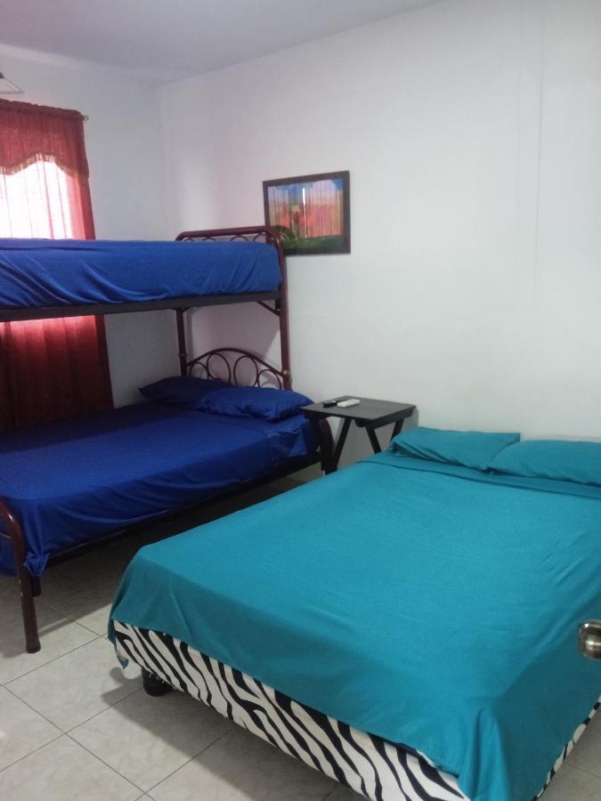 Hostal Playa Imperial Manta Ngoại thất bức ảnh